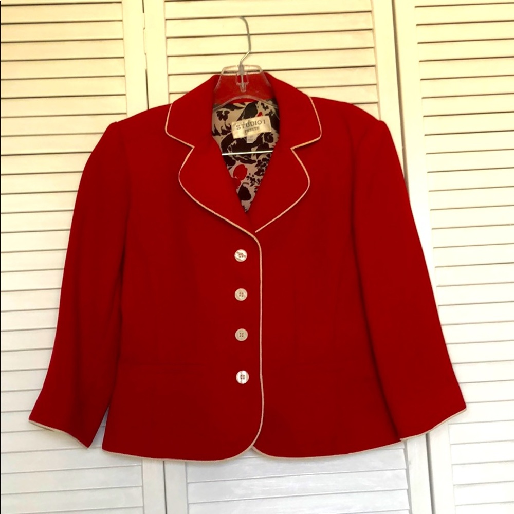 Red 3/4 sleeve suit jacket